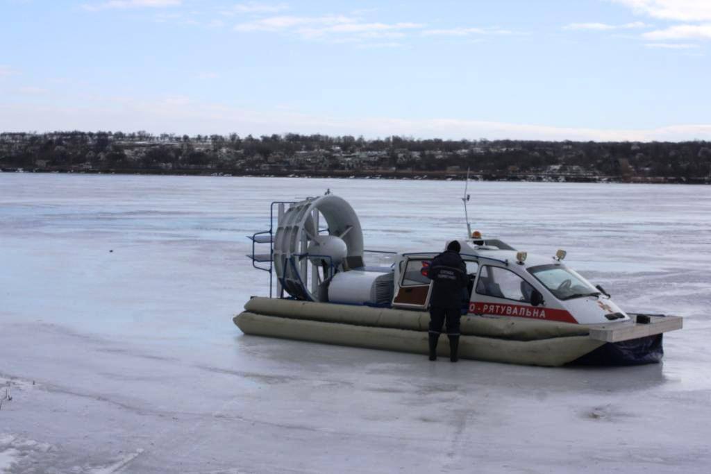 В Запорожской области люди массово вышли на смертельно опасный лед (ФОТО)