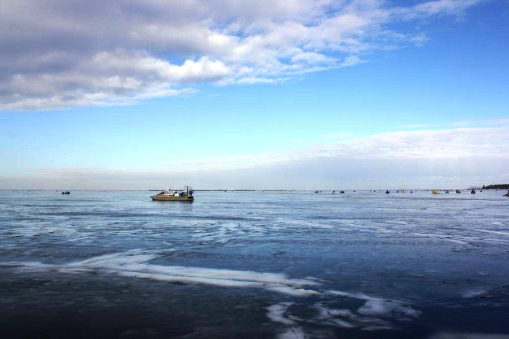 В Запорожской области люди массово вышли на смертельно опасный лед (ФОТО)