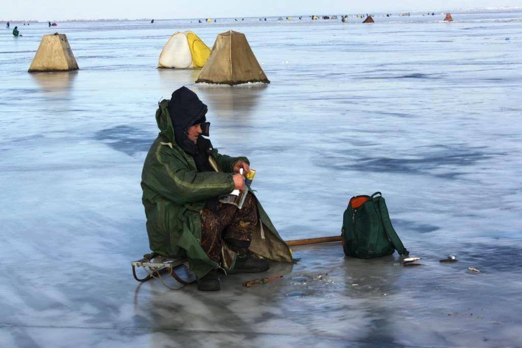 В Запорожской области люди массово вышли на смертельно опасный лед (ФОТО)