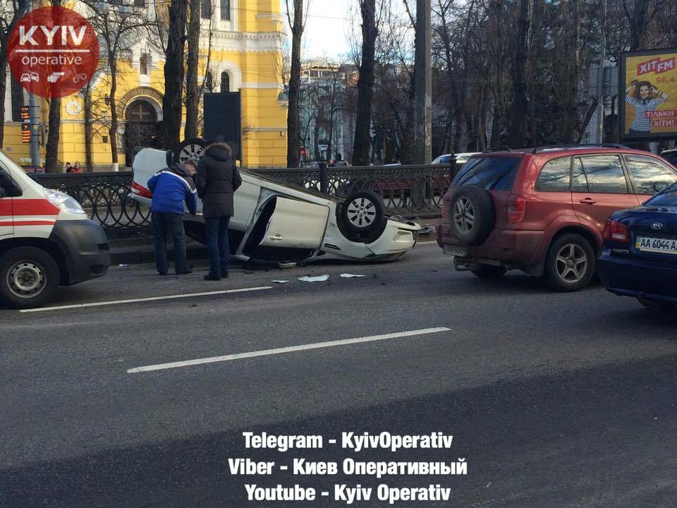 В центре Киева перевернулось авто: город застрял в пробках