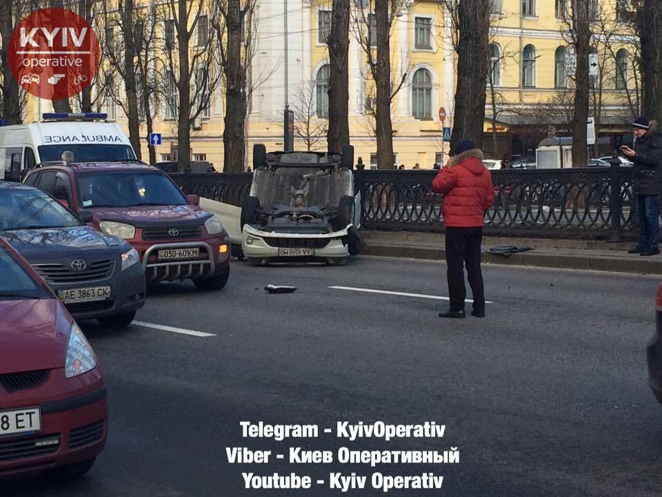 У центрі Києва перекинулося авто: місто застрягло в заторах