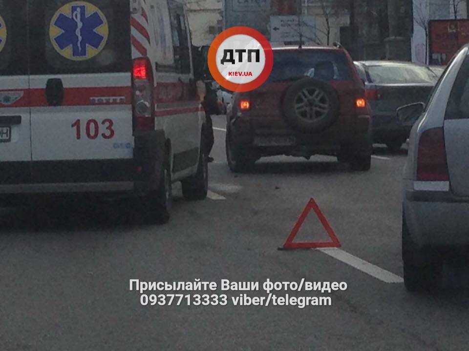 В центре Киева перевернулось авто: город застрял в пробках