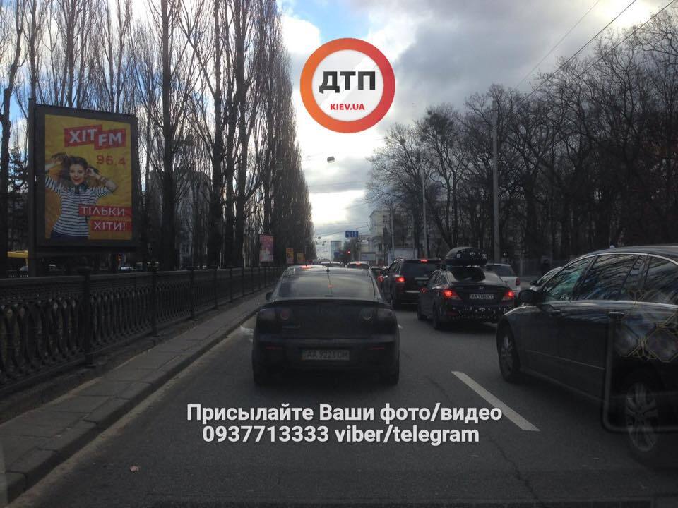 В центре Киева перевернулось авто: город застрял в пробках