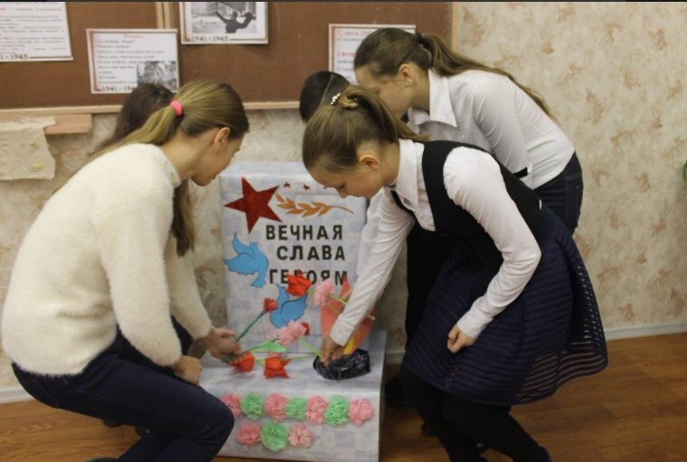 "Картонный патриотизм": в сети показали, как в "ДНР" детей учат любить "родину"