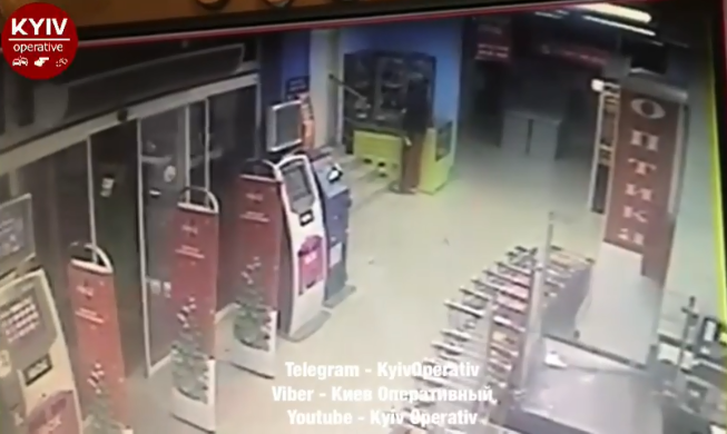 Забрался в супермаркет: в Киеве дерзкое ограбление попало на видео