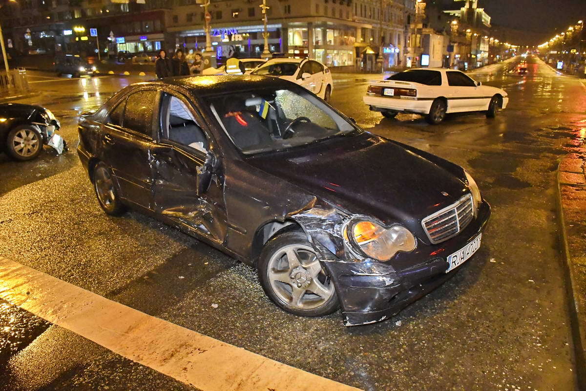 У Києві водій без документів розтрощив кілька авто