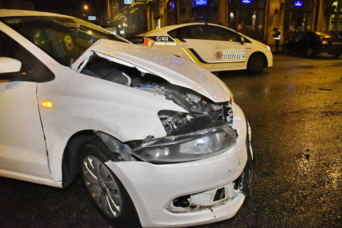 В Киеве водитель без документов разбил несколько авто