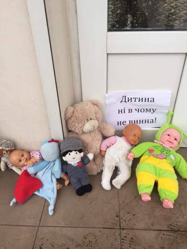 Відмова УПЦ МП відспівувати дитину: українці відповіли Московському патріархату флешмобом