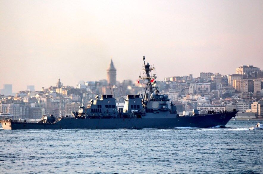 Первый пошел: в Черном море заметили боевой корабль США. Фотофакт