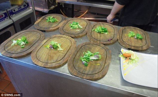В Англії ресторан жорстко покарали за їжу на дерев'яних дошках