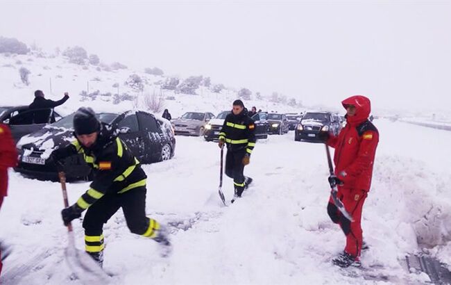 Негода в Іспанії: тисячі людей потрапили в снігову пастку