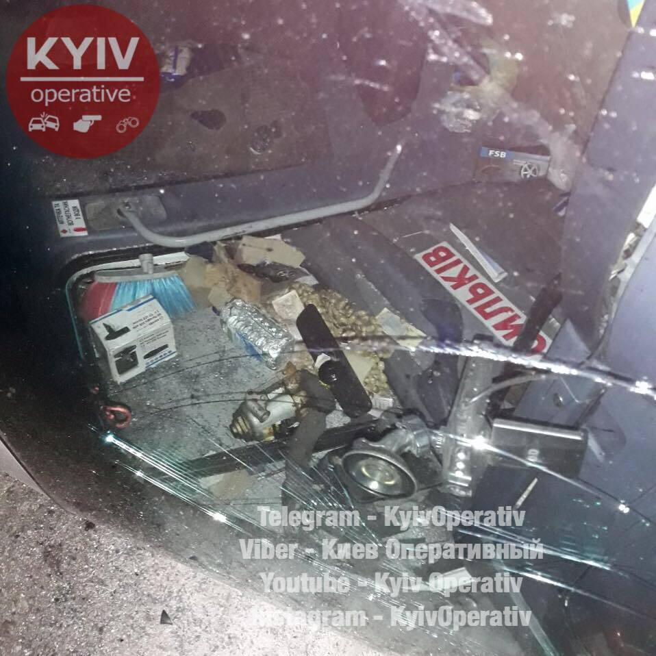Під Києвом сталася жахлива аварія: перекинулася маршрутка з пасажирами