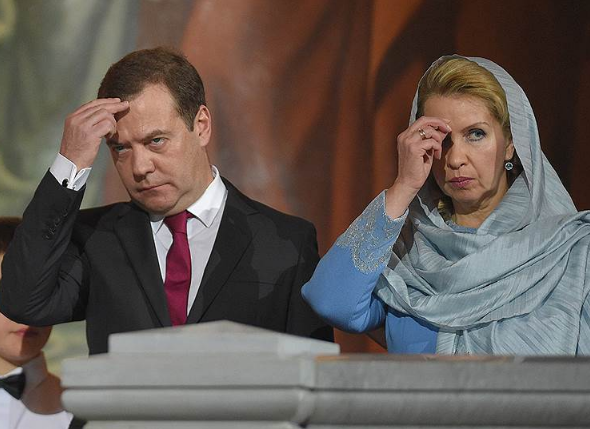 Что-то здесь не так: фото Медведева в церкви озадачило сеть