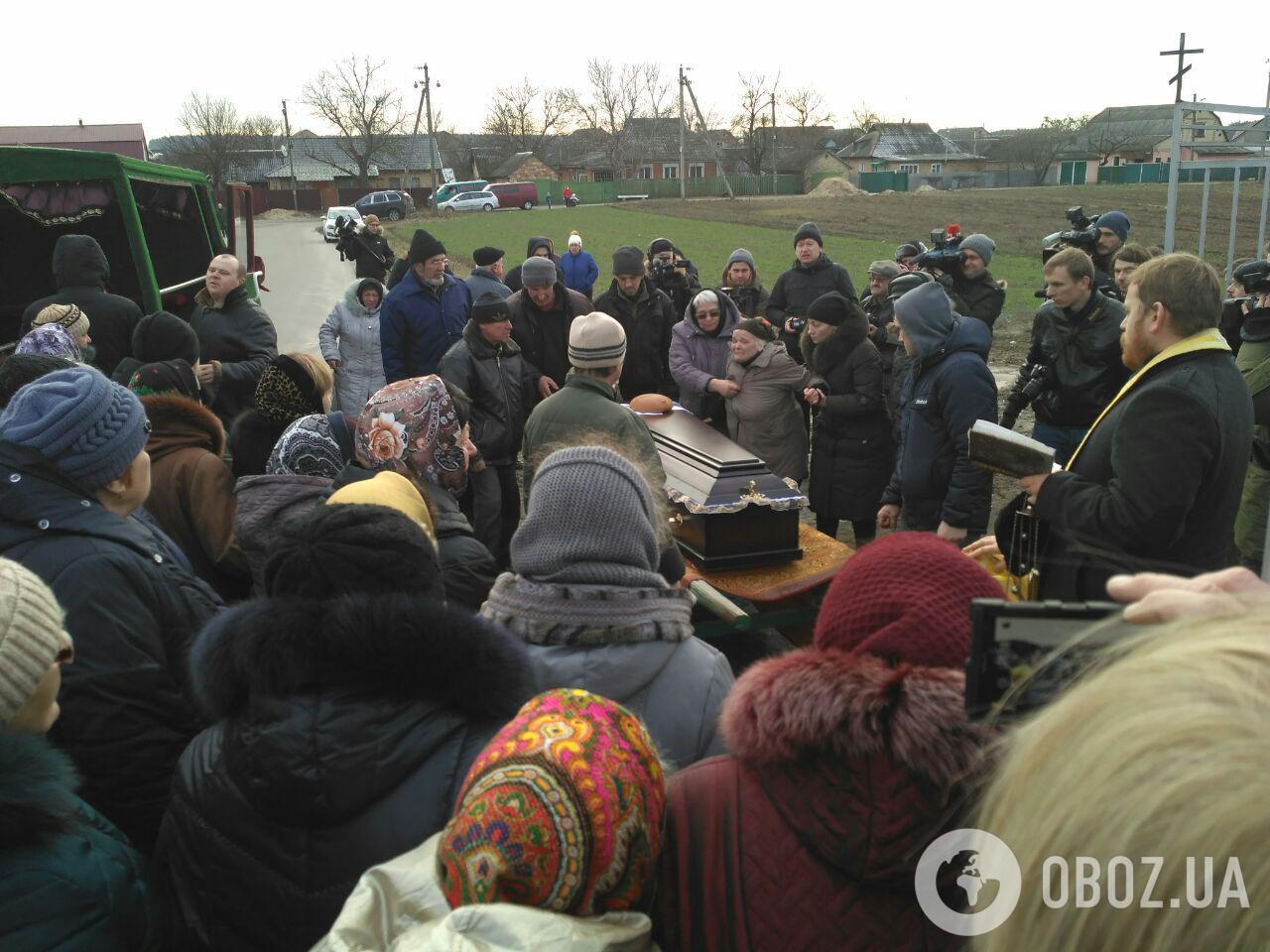 "Тварюки! Дайте мені вбивцю у руки!" Батько Ноздровської не стримався на похоронах доньки