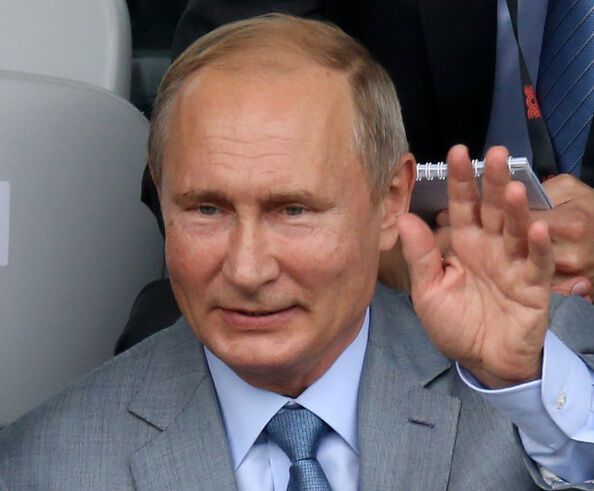 Путин, как артист в цирке, должен держать равновесие. Иначе шею перекусят - немецкий журналист