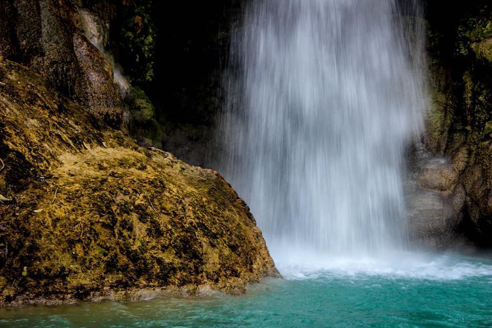 Как выглядит яркий водопад в Лаосе: опубликованы фото