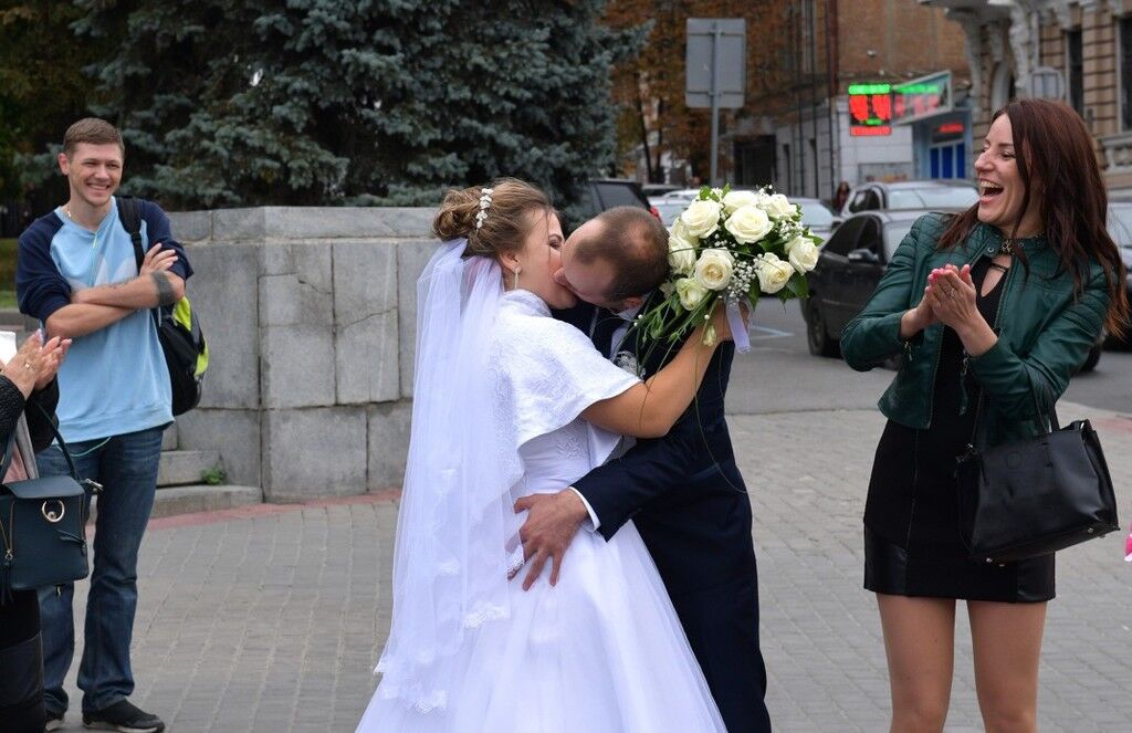 ''Всі в шоці'': Порошенко здивував своєю появою на весіллі в Харкові. Відеофакт
