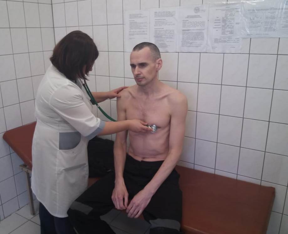 Виснажений тривалим голодуванням у російській в'язниці Олег Сенцов