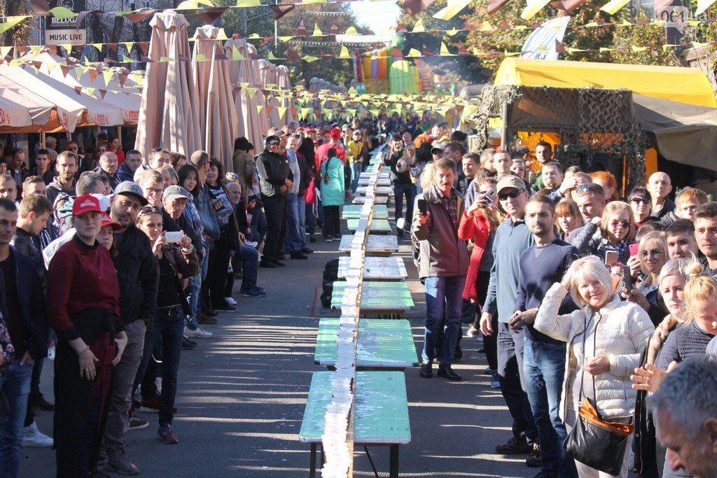 Официальный рекорд: в Запорожье выстроили самую длинную пивную дорожку