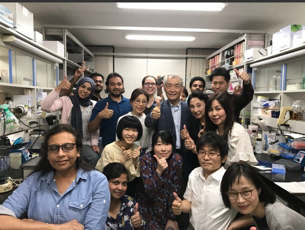 Лауреат Тасуку Хондзе со своей командой из университета Киото