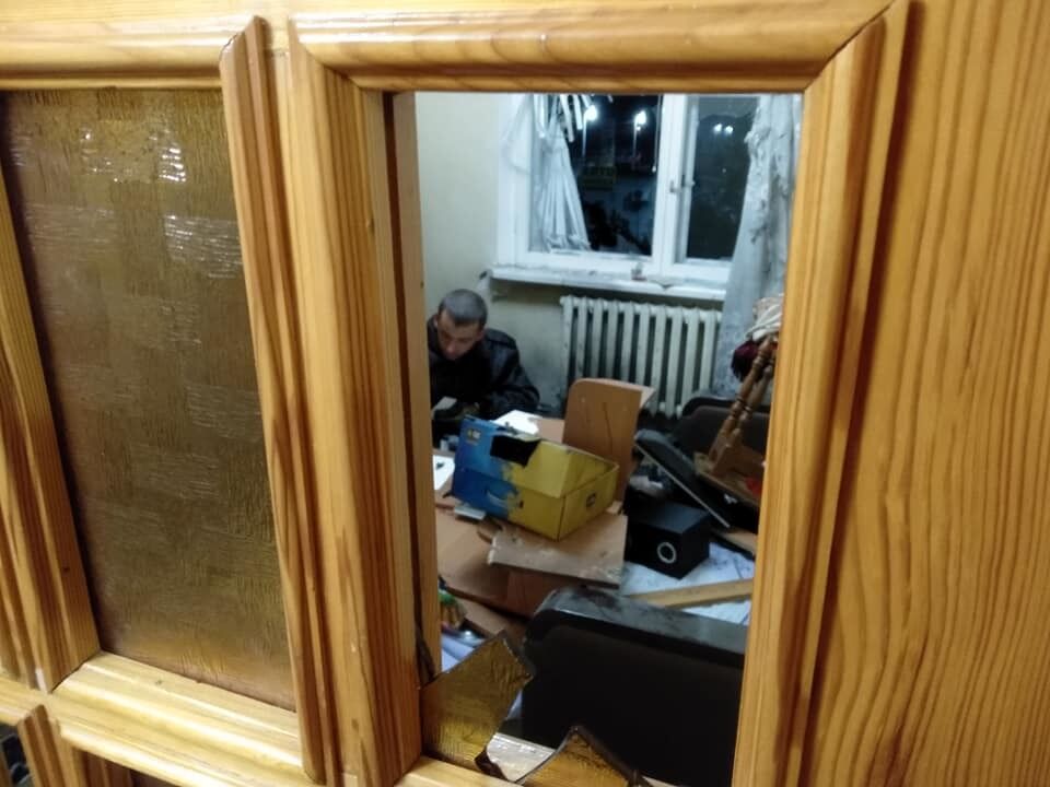 ''Втратив багато крові'': під Києвом у квартиру відомого активіста кинули гранату. Всі подробиці