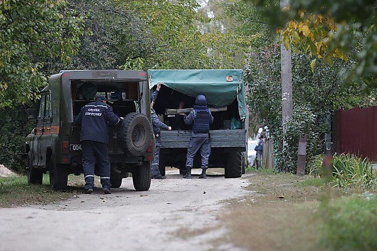 Саперы забирают снаряды из дворов