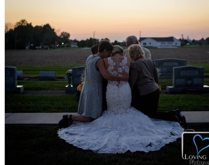 Вместо алтаря на кладбище: история американской пары растрогала сеть
