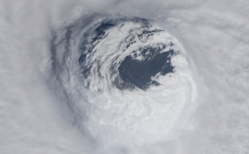 На США обрушился мощнейший ''ураган столетия'': фото и видео бушующей стихии