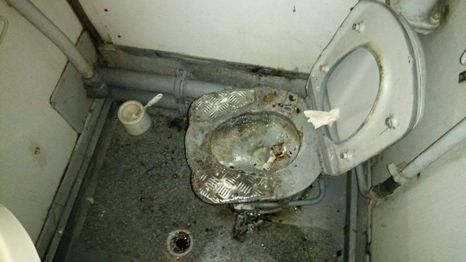 ''Как можно за это брать деньги?'' Сеть шокировало состояние туалета в поезде Киев-Бердянск