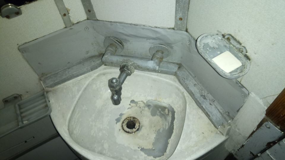 ''Как можно за это брать деньги?'' Сеть шокировало состояние туалета в поезде Киев-Бердянск