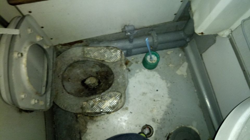 ''Як можна за це брати гроші?'' Мережу шокував стан туалету в поїзді Київ-Бердянськ