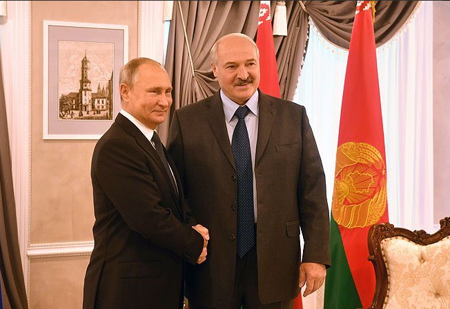 ''Табуретку подставили'': Путин попался на новой уловке с ростом на встрече с Лукашенко