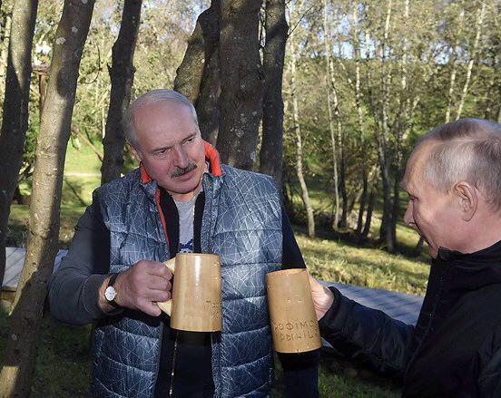 Пили без тосту: в мережі показали застілля Путіна та Лукашенка