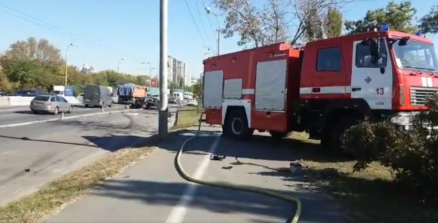 В Киеве произошло масштабное смертельное ДТП: все подробности, фото и видео