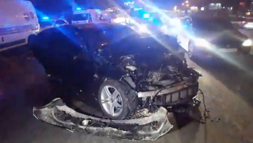 У Києві Mercedes на величезній швидкості протаранив маршрутку: перші подробиці