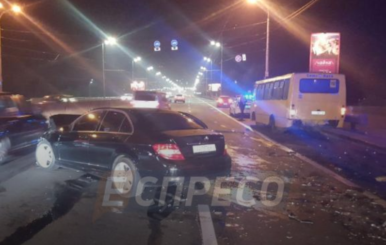 В Киеве Mercedes на огромной скорости протаранил маршрутку: первые подробности