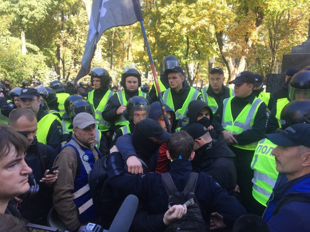 В Киеве пытались снести памятник советскому кумиру: видео