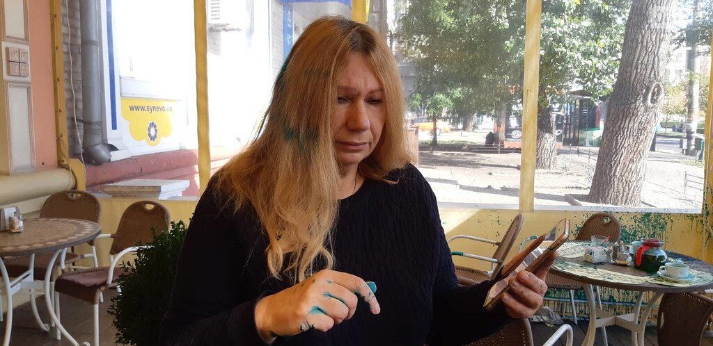 ''Слава Украине!'' Мать погибшей экс-регионалки Бережной облили зеленкой 