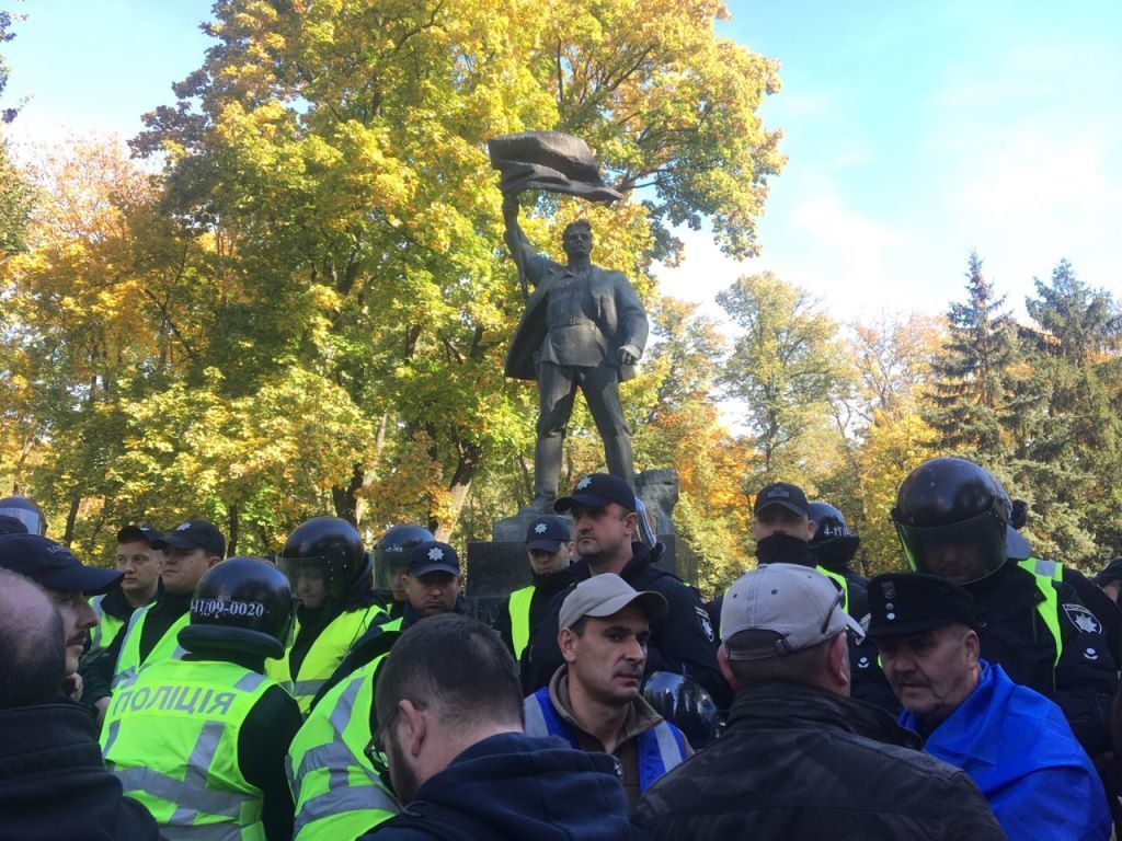 В Киеве пытались снести памятник советскому кумиру: видео