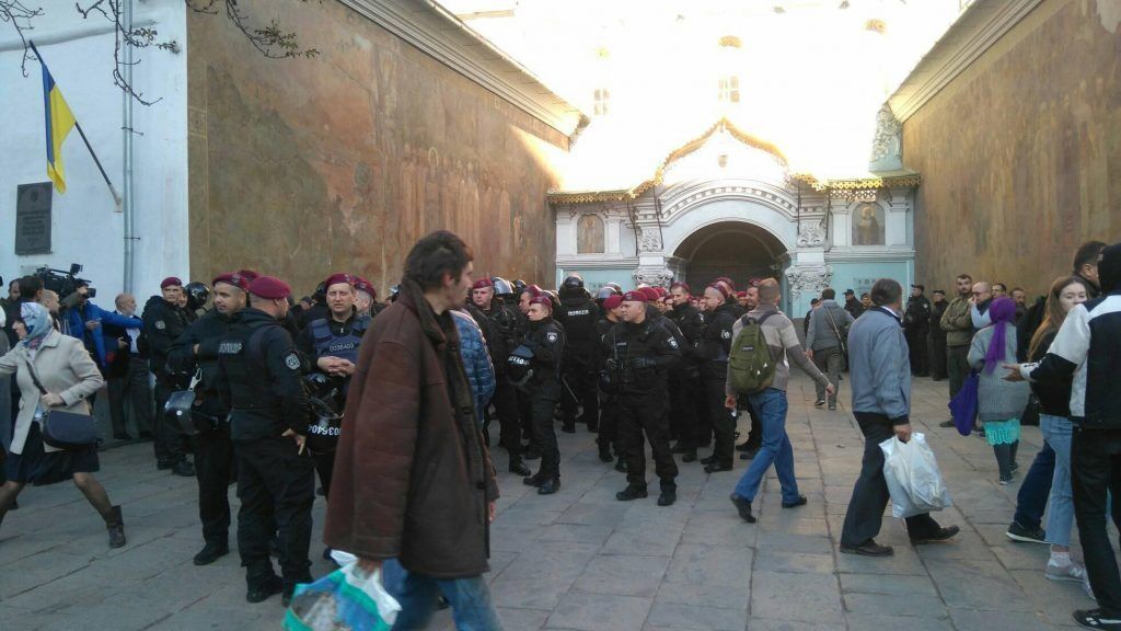 В Киево-Печерской лавре задержаны около 100 "титушек"