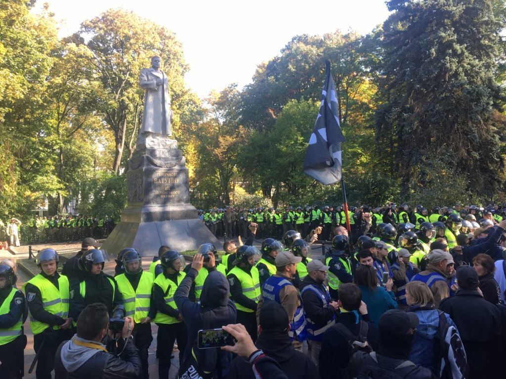 У Києві намагалися знести пам'ятник радянському кумиру: відео