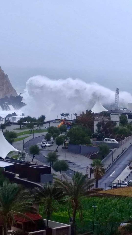 Потужний ураган ''Леслі'' добрався до Європи: з'явилися фото і відео