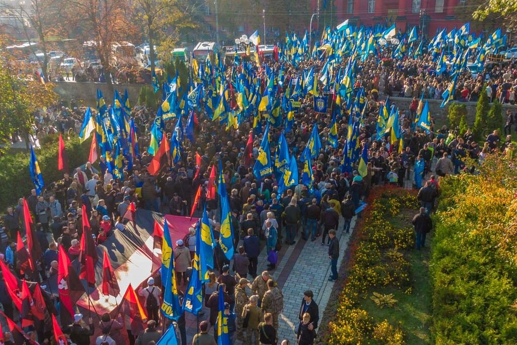 Киев утонул в дыму и огнях: появились захватывающие фото и видео с марша УПА