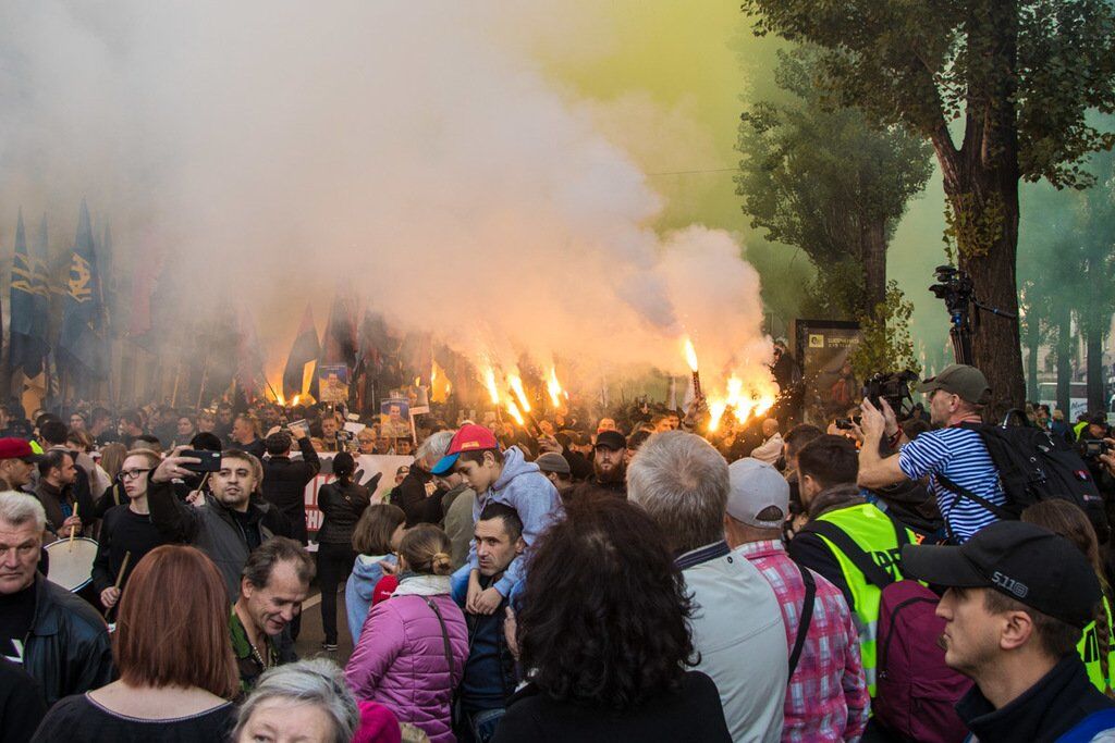 Київ потонув у диму і вогнях: з'явилися вражаючі фото і відео з маршу УПА