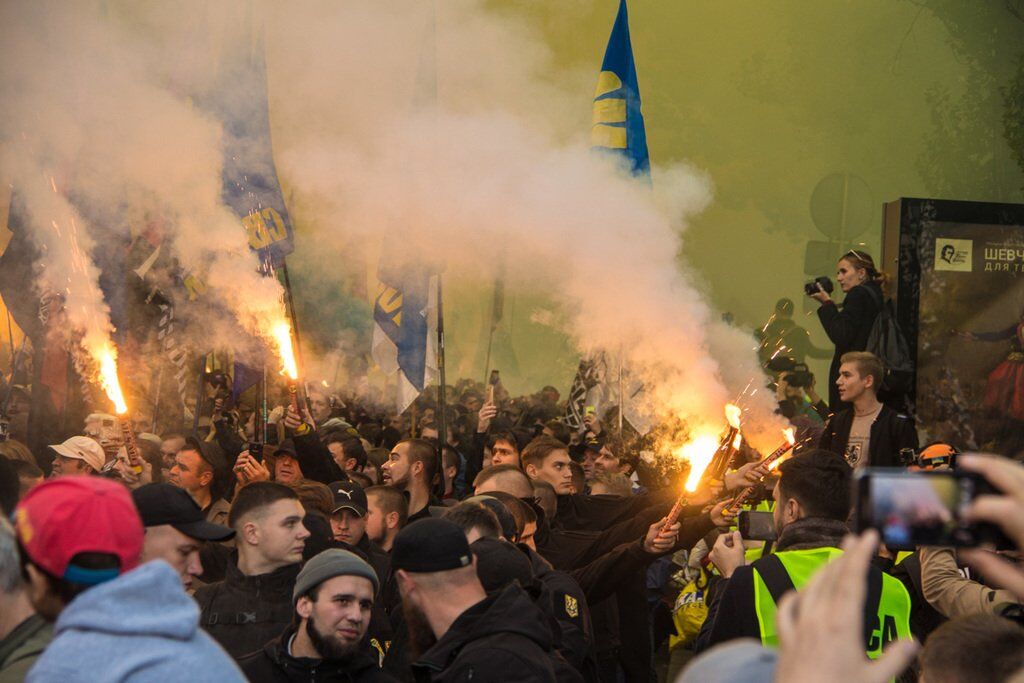 Киев утонул в дыму и огнях: появились захватывающие фото и видео с марша УПА