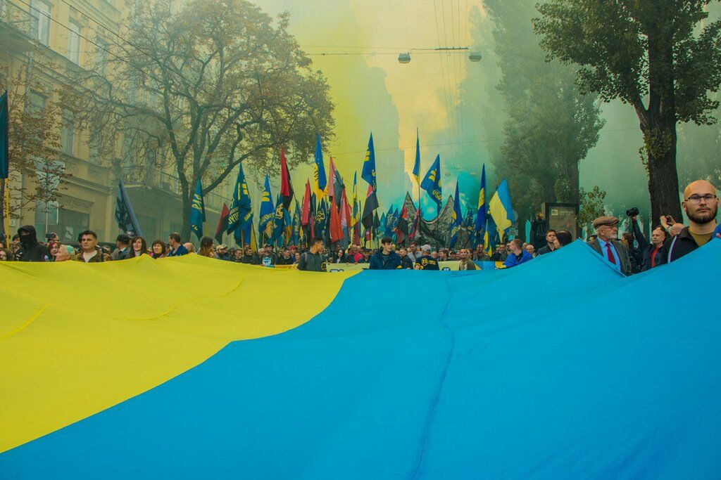 Київ потонув у диму і вогнях: з'явилися вражаючі фото і відео з маршу УПА