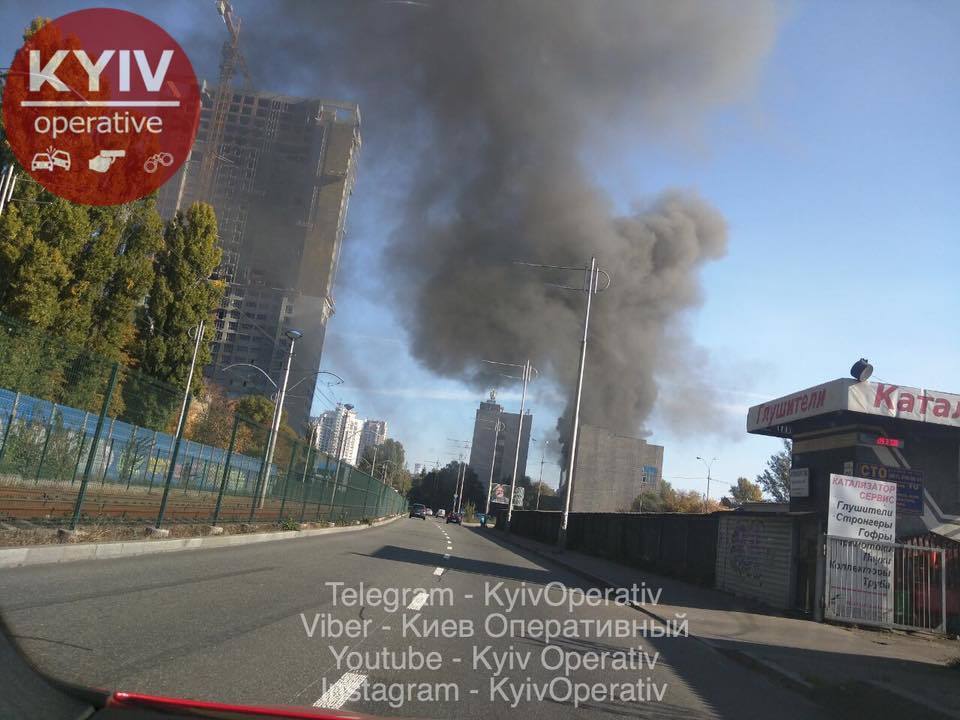 У Києві спалахнула пожежа в будівлі нового каналу Мураєва: фото і відео