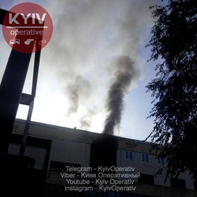 У Києві спалахнула пожежа в будівлі нового каналу Мураєва: фото і відео