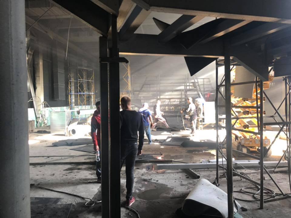 У Києві спалахнула пожежа в будівлі нового каналу Мураєва: фото і відео