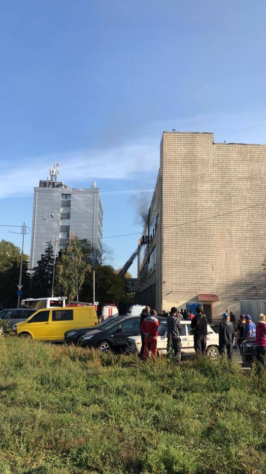 У Києві спалахнула пожежа в будівлі нового каналу Мураєва: фото і відео